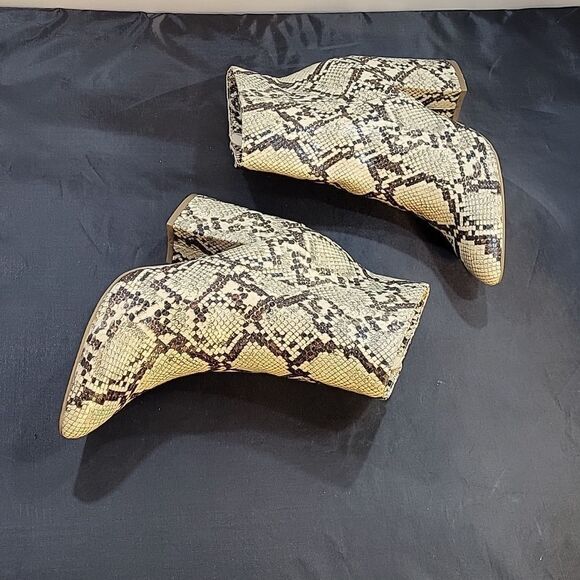 SUGAR SGR-EVVIE ANIMAL PRINT POINTED TOE BLOCK HEEL ANKLE BOOTIE - Picture 8 of 16